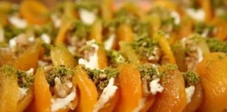 Malatya Kayısı Tatlısı Geleneksel Lezzetin Sofralara Yansıyan En Doğal Hali Türkiye’nin meyve cenneti olarak bilinen Malatya, dünya çapında tanınan kayısısıyla gastronomi dünyasında da özel bir yere sahip. Şehrin simgesi haline gelen bu meyve, sadece kuru haliyle değil, aynı zamanda hazırlanan eşsiz tatlılarla da geniş bir üne kavuşmuş durumda. Özellikle Malatya kayısı tatlısı, hafifliği, aromatik yapısı ve doğal malzemeleriyle hem geleneksel mutfakta hem de modern sunumlarda sıkça tercih ediliyor. Son yıllarda gastronomi turizminin artmasıyla birlikte bu tatlı, yerli ve yabancı ziyaretçilerin ilgisini daha fazla çekmeye başladı. Malatya mutfağının incisi olarak tanımlanan bu özel tatlı, doğal içeriğiyle de dikkat çekiyor. Konulu bir haber görseli.