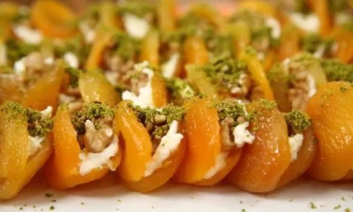 Malatya Kayısı Tatlısı Geleneksel Lezzetin Sofralara Yansıyan En Doğal Hali Türkiye’nin meyve cenneti olarak bilinen Malatya, dünya çapında tanınan kayısısıyla gastronomi dünyasında da özel bir yere sahip. Şehrin simgesi haline gelen bu meyve, sadece kuru haliyle değil, aynı zamanda hazırlanan eşsiz tatlılarla da geniş bir üne kavuşmuş durumda. Özellikle Malatya kayısı tatlısı, hafifliği, aromatik yapısı ve doğal malzemeleriyle hem geleneksel mutfakta hem de modern sunumlarda sıkça tercih ediliyor. Son yıllarda gastronomi turizminin artmasıyla birlikte bu tatlı, yerli ve yabancı ziyaretçilerin ilgisini daha fazla çekmeye başladı. Malatya mutfağının incisi olarak tanımlanan bu özel tatlı, doğal içeriğiyle de dikkat çekiyor. Konulu bir haber görseli.