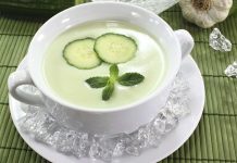 Naneli Salatalık Çorbası Yaz Sofralarının Ferahlatıcı Lezzeti Naneli salatalık çorbası, yaz aylarında sofraların en hafif ve ferahlatıcı seçeneklerinden biri olarak öne çıkıyor. Taze salatalık ve nane ile hazırlanan bu çorba, hem lezzetli hem de besleyici bir başlangıç sunuyor. Naneli salatalık çorbası, yoğurt ve baharatlarla birleştiğinde sofralarda renk ve aroma katıyor. Özellikle sıcak yaz günlerinde hem öğle hem akşam yemeklerinde tercih edilen bu tarif, ferahlatıcı ve sağlıklı bir alternatif olarak dikkat çekiyor. Konulu bir haber görseli.