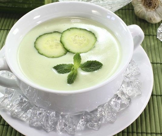 Naneli Salatalık Çorbası Yaz Sofralarının Ferahlatıcı Lezzeti Naneli salatalık çorbası, yaz aylarında sofraların en hafif ve ferahlatıcı seçeneklerinden biri olarak öne çıkıyor. Taze salatalık ve nane ile hazırlanan bu çorba, hem lezzetli hem de besleyici bir başlangıç sunuyor. Naneli salatalık çorbası, yoğurt ve baharatlarla birleştiğinde sofralarda renk ve aroma katıyor. Özellikle sıcak yaz günlerinde hem öğle hem akşam yemeklerinde tercih edilen bu tarif, ferahlatıcı ve sağlıklı bir alternatif olarak dikkat çekiyor. Konulu bir haber görseli.