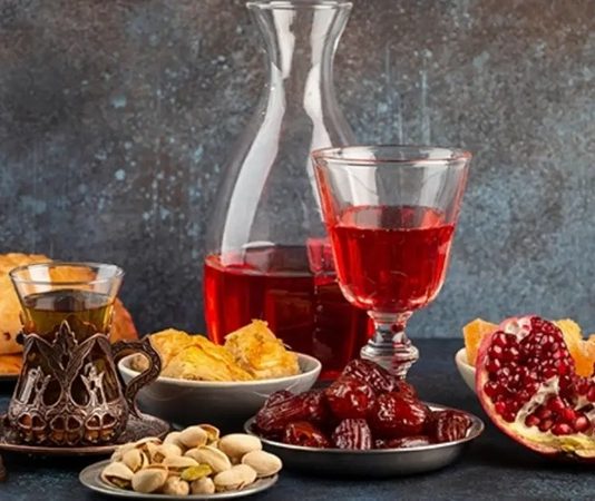 Osmanlıdan Günümüze Uzanan Şerbet Kültürü ve Toplumsal Hafıza Türk mutfak mirasının en zarif ve en köklü unsurlarından biri olan şerbet kültürü, yalnızca bir içecek geleneği değil; aynı zamanda sosyal hayatın, inanç dünyasının ve estetik anlayışın da önemli bir yansımasıdır. Yüzyıllar boyunca saraylardan halk sofralarına, düğünlerden dini merasimlere kadar uzanan bu gelenek, günümüzde yeniden keşfedilerek kültürel bir değer olarak öne çıkmaktadır. Özellikle doğal içeriklere yönelimin artmasıyla birlikte geleneksel şerbetler, modern yaşamda da kendine yer bulmaktadır. Konulu bir haber görseli.
