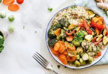 Paleo Yemeklerle Doğal Beslenme Anlayışı Günümüzde Yeniden İlgi Görüyor Son yıllarda beslenme alışkanlıklarında dikkat çekici bir dönüşüm yaşanıyor. İşlenmiş gıdalardan uzaklaşma, daha sade ve doğal içeriklere yönelme isteği, birçok insanı farklı beslenme modellerini araştırmaya itiyor. Bu arayışın öne çıkan başlıklarından biri ise paleo yemek anlayışı oluyor. Temelinde insanın avcı-toplayıcı dönemine ait beslenme alışkanlıklarını referans alan paleo mutfağı, modern hayatın karmaşık gıda zincirine karşı sade bir alternatif sunuyor. Konulu bir haber görseli.