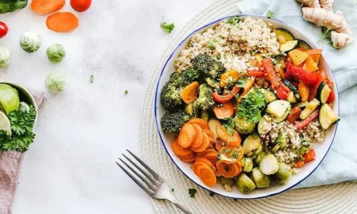 Paleo Yemeklerle Doğal Beslenme Anlayışı Günümüzde Yeniden İlgi Görüyor Son yıllarda beslenme alışkanlıklarında dikkat çekici bir dönüşüm yaşanıyor. İşlenmiş gıdalardan uzaklaşma, daha sade ve doğal içeriklere yönelme isteği, birçok insanı farklı beslenme modellerini araştırmaya itiyor. Bu arayışın öne çıkan başlıklarından biri ise paleo yemek anlayışı oluyor. Temelinde insanın avcı-toplayıcı dönemine ait beslenme alışkanlıklarını referans alan paleo mutfağı, modern hayatın karmaşık gıda zincirine karşı sade bir alternatif sunuyor. Konulu bir haber görseli.