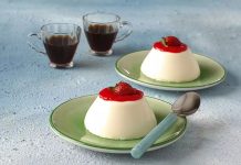 Panna Cotta Tatlı Dünyasında İtalyan Zarafetinin En Hafif Hâli İtalyan mutfağının en rafine tatlılarından biri olan panna cotta, hafif kıvamı, sütlü dokusu ve şık sunumuyla son yıllarda Türkiye’de de oldukça ilgi gören tatlılardan biri hâline geldi. Özellikle yaz aylarında serinletici etkisi nedeniyle tercih edilen bu özel tatlı, hem restoran hem de ev tariflerinde farklı versiyonlarla ortaya çıkıyor. Tatlının temelinde krema bulunması, ona kendine özgü yumuşaklığı kazandırırken, kullanılan vanilya ve meyveler tatlıya zarif bir aroma katıyor. Günümüzde modern pastacılık trendleri sayesinde daha geniş kitlelere ulaşan panna cotta, estetik sunumu ile de dikkat çekiyor. Konulu bir haber görseli.