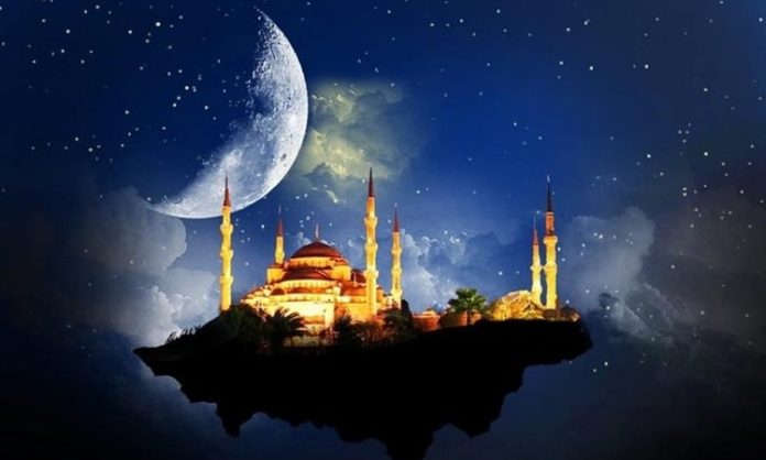 Ramazan ayı, manevi yönünün yanı sıra beslenme düzeninin de köklü biçimde değiştiği özel bir dönem olarak öne çıkıyor. Gün boyu süren oruç, vücudun alışık olduğu yemek saatlerini ve enerji kullanım şeklini farklılaştırıyor. Bu nedenle Ramazan beslenmesi, yalnızca açlığı gidermek değil, aynı zamanda bedeni korumak ve dengeyi sağlamak açısından büyük önem taşıyor. Sahur ve iftar arasında kurulan doğru denge, Ramazan ayının daha zinde ve sağlıklı geçirilmesini mümkün kılıyor. Konulu bir haber görseli.