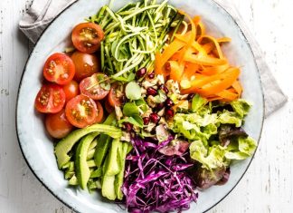 Raw vegan beslenme, son yıllarda doğal yaşam ve bilinçli beslenme arayışında olan bireylerin dikkatini çeken özel bir beslenme yaklaşımı olarak öne çıkmaktadır. Bu beslenme biçimi, hem vegan felsefeyi hem de gıdaların işlenmeden tüketilmesini esas almasıyla klasik bitkisel beslenmeden ayrılmaktadır. Raw Vegan Beslenme, modern yaşamın getirdiği yoğun işlenmiş gıda tüketimine karşı bir tepki niteliği taşımaktadır. Konulu bir haber görseli.
