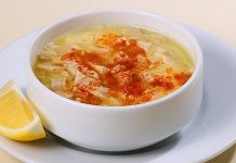 Türk mutfağında köklü bir yere sahip olan sakatatlı çorba, son yıllarda yeniden yükselişe geçerek hem restoranlarda hem de ev mutfaklarında daha fazla tercih edilen bir lezzet hâline gelmeye başladı. Özellikle kış aylarında güçlendiren yapısı, besleyici değeri ve doyuruculuğu sayesinde sofralarda özel bir yer edinen bu çorba, farklı sakatat türlerinin bir arada kullanılmasıyla zengin bir aroma sunuyor. Vitamin ve mineral bakımından oldukça güçlü olan sakatatlar, doğru tekniklerle pişirildiğinde çorbanın hem lezzetini hem de besleyiciliğini artırıyor. Bu nedenle sakatatlı çorba, modern mutfak trendleriyle geleneksel tatların birleştiği özel bir tarif olarak dikkat çekiyor. Konulu bir haber görseli.