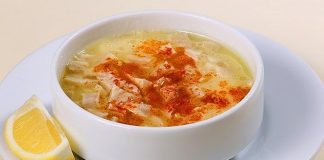 Türk mutfağında köklü bir yere sahip olan sakatatlı çorba, son yıllarda yeniden yükselişe geçerek hem restoranlarda hem de ev mutfaklarında daha fazla tercih edilen bir lezzet hâline gelmeye başladı. Özellikle kış aylarında güçlendiren yapısı, besleyici değeri ve doyuruculuğu sayesinde sofralarda özel bir yer edinen bu çorba, farklı sakatat türlerinin bir arada kullanılmasıyla zengin bir aroma sunuyor. Vitamin ve mineral bakımından oldukça güçlü olan sakatatlar, doğru tekniklerle pişirildiğinde çorbanın hem lezzetini hem de besleyiciliğini artırıyor. Bu nedenle sakatatlı çorba, modern mutfak trendleriyle geleneksel tatların birleştiği özel bir tarif olarak dikkat çekiyor. Konulu bir haber görseli.