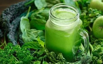 Sirtfood Diyeti Metabolizma Odaklı Beslenme Trendleri Arasında Öne Çıkıyor Sirtfood diyeti, son yıllarda özellikle metabolizma hızlandırma ve sağlıklı kilo kontrolü konularıyla ilgilenen bireylerin dikkatini çeken beslenme yaklaşımlarından biri olarak öne çıkmaktadır. Bu diyet modeli, adını vücutta bulunan ve metabolizma süreçlerinde rol oynayan sirtuin proteinlerinden alır. Sirtfood diyeti, belirli besinlerin bu proteinleri aktive edebileceği fikrine dayanarak şekillendirilmiştir. Konulu bir haber görseli.