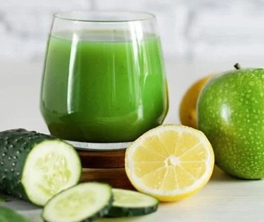 Sıvı Diyeti ile Hızlı Arınma ve Dengeli Beslenme Rehberi Sıvı diyeti, özellikle kısa süreli detoks programları ve sindirim sistemini rahatlatmak amacıyla tercih edilen bir beslenme yaklaşımıdır. Bu diyet, katı gıdalar yerine sıvı diyeti kapsamındaki çorbalar, smoothieler, taze meyve ve sebze suları ile uygulanır. Vücudu toksinlerden arındırırken enerji seviyelerini dengelemeye yardımcı olur. Düzenli uygulandığında metabolizmayı destekler, bağışıklık sistemini güçlendirir ve sindirimi kolaylaştırır. Konulu bir haber görseli.