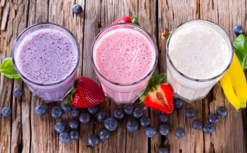 Smoothie Diyeti ile Enerjik ve Besleyici Yaşam Rehberi Smoothie diyeti, özellikle yoğun yaşam temposuna sahip bireyler için pratik ve sağlıklı bir beslenme alternatifi olarak öne çıkıyor. Taze meyve, sebze ve süt ürünleri veya bitkisel sütlerle hazırlanan smoothieler, vitamin, mineral ve antioksidan açısından oldukça zengindir. Smoothie diyeti, hem kilo kontrolüne yardımcı olur hem de vücudun ihtiyaç duyduğu besin öğelerini dengeli bir şekilde almasını sağlar. Bu diyet, sağlıklı yaşam bilincini artırmak ve enerji seviyelerini yükseltmek isteyen kişiler arasında popüler bir tercih haline gelmiştir. Konulu bir haber görseli