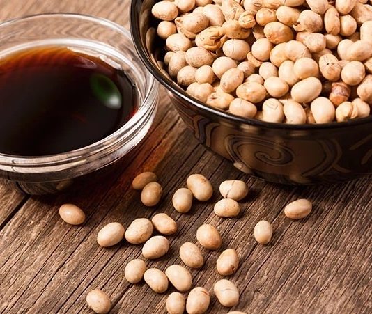 Soya, günümüzde birçok işlenmiş gıda ve alternatif ürünün temel bileşeni olarak karşımıza çıkar. Ancak soya alerjisi veya intoleransı olan bireylerde ciddi sağlık sorunlarına yol açabilir. Bu nedenle soya içermeyen diyet, güvenli ve dengeli beslenme açısından önemli bir yaklaşımdır. Bu diyet, soya ve türevlerini sınırlayarak hem besleyici hem de sağlıklı alternatifleri ön plana çıkarır. Günümüzde insanlar, sadece lezzet değil, aynı zamanda alerjenlerden kaçınarak sağlıklı bir yaşam için bilinçli seçimler yapmayı önceliyor. Konulu bir haber görseli.