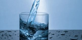 Su oruçları, vücudu toksinlerden arındırmak, sindirim sistemini dinlendirmek ve metabolizmayı hızlandırmak için tercih edilen bir uygulamadır. Bu süreçte kişi, belirli bir süre boyunca sadece su tüketir ve katı gıdalardan uzak durur. Su oruçları, kısa süreli detoks programları ve sağlıklı yaşam trendleri arasında giderek popüler hale gelmektedir. Düzenli uygulandığında bağışıklık sistemini destekler, enerji seviyelerini artırır ve hücresel sağlık üzerinde olumlu etkiler sağlar. Konulu bir haber görseli.