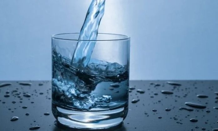 Su oruçları, vücudu toksinlerden arındırmak, sindirim sistemini dinlendirmek ve metabolizmayı hızlandırmak için tercih edilen bir uygulamadır. Bu süreçte kişi, belirli bir süre boyunca sadece su tüketir ve katı gıdalardan uzak durur. Su oruçları, kısa süreli detoks programları ve sağlıklı yaşam trendleri arasında giderek popüler hale gelmektedir. Düzenli uygulandığında bağışıklık sistemini destekler, enerji seviyelerini artırır ve hücresel sağlık üzerinde olumlu etkiler sağlar. Konulu bir haber görseli.