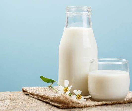 Süt Ürünlerinden Arındırılmış Diyetle Sağlıklı ve Etkili Beslenme Yöntemleri Süt ve süt ürünleri, birçok kişinin günlük beslenmesinde temel bir yere sahiptir. Ancak laktoz intoleransı veya süt alerjisi olan bireyler için bu ürünler ciddi sağlık sorunlarına yol açabilir. Süt ürünlerinden arındırılmış diyet, bu kişiler için güvenli ve besleyici bir beslenme yaklaşımı sunar. Bu diyet modeli, süt ürünlerini ve türevlerini sınırlayarak alternatif ve sağlıklı kaynaklara yönelmeyi amaçlar. Günümüzde pek çok insan, sadece lezzet değil, aynı zamanda sindirim sağlığı ve yaşam kalitesi açısından bilinçli seçimler yapmayı önceliyor. Konulu bir haber görseli.