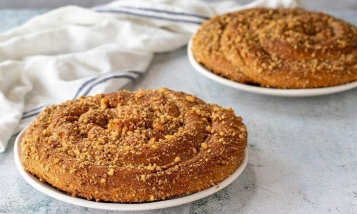 Türkiye’nin dört bir yanında hem pastanelerde hem de ev mutfaklarında sıkça görülen tahinli çörek, son dönemde yeniden popüler hale gelerek gündelik tüketimin ötesine geçen bir ilgiyle karşılanıyor. Geleneksel tatların modern sunumlarla buluştuğu bu dönemde, tahinin yoğun aroması ve çöreğin yumuşak dokusu bir araya gelerek birçok kişinin vazgeçilmez atıştırmalıkları arasında yer alıyor. Özellikle sosyal medya platformlarında paylaşılan tarifler ve pratik hazırlama yöntemleri, tahinli çörek aramalarının artmasına katkı sağlıyor. Bu ilginin artmasıyla birlikte, hem ev kullanıcıları hem de işletmeler tahinli çöreğin farklı versiyonlarını denemeye yöneliyor. Konulu bir haber görseli.