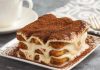 Tiramisu Lezzet Yolculuğunda İtalya’dan Dünyaya Uzanan Tatlı Bir Hikâye İtalyan mutfağının dünya çapında en bilinen tatlılarından biri olan tiramisu, sadece hafifliğiyle değil içinde barındırdığı zengin aromalarla da her yaştan insanın damak zevkine hitap etmeyi başarıyor. İlk bakışta yumuşak yapısı ile dikkat çeken tiramisu, kahve aromalı bisküvileri ve mascarpone kreması sayesinde kendine özgü bir tat profili oluşturuyor. Bugün birçok pastane ve restoran menüsünde yer alan tiramisu, hem geçmişten gelen kültürel özellikleri hem de modern yorumlarıyla öne çıkmayı sürdürüyor. Konulu bir haber görseli.