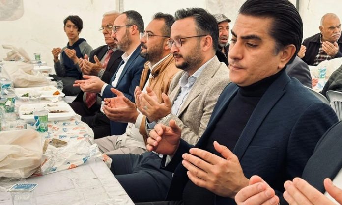 Toplumsal Hafızada Paylaşmanın Simgesi Şükür Yemeği Geleneği Toplumların ortak hafızasında önemli bir yere sahip olan Şükür Yemeği, yalnızca bir sofra etrafında toplanmayı değil, yaşanan bir iyilik, kurtuluş ya da mutluluğun ardından duyulan minnettarlığın paylaşılmasını ifade eder. Bu yönüyle şükür yemeği, bireysel bir duygunun toplumsal bir ritüele dönüşmüş hâlidir. İnsanlar bu sofralarda sadece yemek yemez, aynı zamanda yaşadıkları süreci anlamlandırır ve paylaşmanın gücünü hisseder. Konulu bir haber görseli.