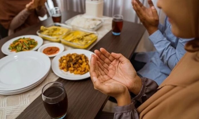 Toplumsal Hafızada Sofranın Manevi Sesi Yemek Duası Toplumların ortak kültürel ve manevi değerleri incelendiğinde Yemek Duası, yalnızca dini bir ritüel olarak değil, aynı zamanda güçlü bir gelenek ve bilinç aktarımı olarak öne çıkar. Sofranın etrafında toplanan bireylerin, yemeğe başlamadan önce şükür ve niyetle durması, hem yemeğin hem de birlikte olmanın anlamını derinleştirir. Bu yönüyle yemek duası, maddi bir ihtiyacın manevi bir çerçeveye oturtulmasını sağlar. Konulu bir haber görseli.