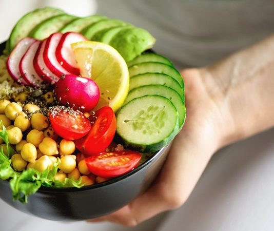 Vegan Beslenme Sağlıklı Yaşam Ve Etik Duyarlılıkla Öne Çıkıyor Vegan beslenme, son yıllarda yalnızca bir beslenme biçimi olmanın ötesine geçerek bir yaşam tarzı ve bilinçli bir tercih olarak öne çıkmaktadır. Hayvansal kaynaklı hiçbir gıdanın tüketilmediği bu yaklaşım, hem sağlık hem de çevresel ve etik hassasiyetler çerçevesinde değerlendirilmektedir. Vegan Beslenme, bitkisel temelli yapısıyla modern beslenme tartışmalarında önemli bir yer edinmiş durumdadır. Konulu bir haber görseli.