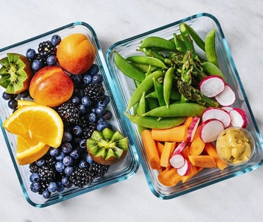 Warrior Diet, son yıllarda aralıklı oruç temelli beslenme yaklaşımlarına ilgi duyanlar arasında adından sıkça söz ettiren bir diyet modeli olarak öne çıkmaktadır. Türkçeye “Savaşçı Diyeti” olarak çevrilen Warrior Diet, günün büyük bölümünde çok sınırlı beslenme, akşam saatlerinde ise daha kapsamlı bir öğün tüketilmesi fikrine dayanır. Bu yaklaşım, modern insanın sürekli yemek tüketme alışkanlığına karşı daha ilkel ve ritmik bir beslenme düzeni sunmayı hedefler. Konulu bir haber görseli.