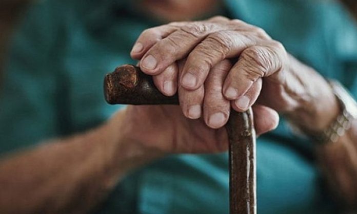 Yaşlı Beslenmesi Sağlıklı Ve Aktif Bir Yaşamın Temel Anahtarı İleri yaş döneminde beslenme, yalnızca karın doyurmakla sınırlı olmayan, doğrudan yaşam kalitesini etkileyen önemli bir faktördür. yaşlı beslenmesi, vücudun değişen ihtiyaçlarına uyum sağlamayı, hastalıklara karşı direnci artırmayı ve günlük yaşamda bağımsızlığı desteklemeyi amaçlar. Yaş ilerledikçe metabolizma yavaşlar, kas kütlesi azalır ve bazı besin ögelerine olan ihtiyaç farklılaşır. Bu nedenle yaşlı beslenmesi, gençlik dönemindeki alışkanlıklardan farklı bir bilinçle ele alınmalıdır.