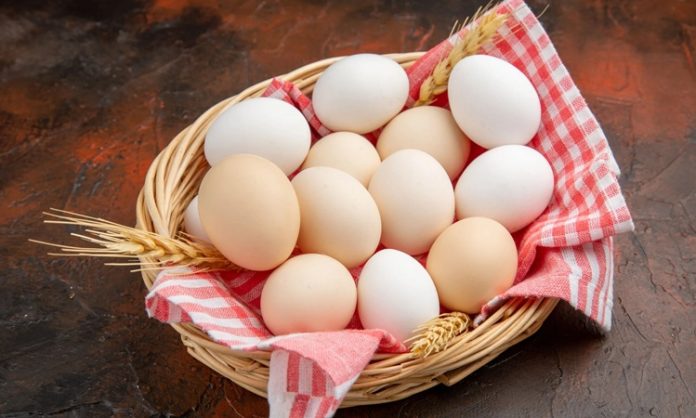 Yumurta Alerjisine Uygun Beslenme ve Sağlıklı Diyet Önerileri Yumurta, protein ve vitamin açısından zengin bir gıda olarak birçok kişinin beslenme rutininde yer alır. Ancak bazı bireylerde ciddi alerjik reaksiyonlara neden olabilir. Yumurta alerjisi, özellikle çocuklarda yaygın görülen bir durumdur ve doğru diyet planlaması ile güvenli bir şekilde yönetilebilir. Bu nedenle yumurta alerjisine uygun beslenme, hem sağlığı korumak hem de yaşam kalitesini artırmak açısından büyük önem taşır. Konulu bir haber görseli.