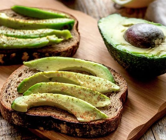Son yıllarda mutfak kültüründe adını sıkça duyuran avokado, hem sade tadı hem de çok yönlü kullanımıyla dikkat çekiyor. Bir dönem yalnızca belirli tariflerde yer bulan bu meyve, günümüzde kahvaltıdan ana yemeklere kadar pek çok sofrada kendine yer açmış durumda. Özellikle doğal ve dengeli beslenmeye yönelen tüketicilerin tercihi olan avokado, mutfak alışkanlıklarını da dönüştürüyor. Konulu bir haber görseli.