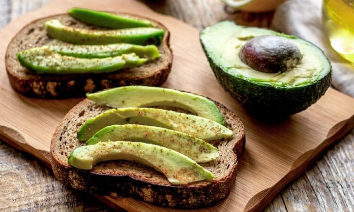 Son yıllarda mutfak kültüründe adını sıkça duyuran avokado, hem sade tadı hem de çok yönlü kullanımıyla dikkat çekiyor. Bir dönem yalnızca belirli tariflerde yer bulan bu meyve, günümüzde kahvaltıdan ana yemeklere kadar pek çok sofrada kendine yer açmış durumda. Özellikle doğal ve dengeli beslenmeye yönelen tüketicilerin tercihi olan avokado, mutfak alışkanlıklarını da dönüştürüyor. Konulu bir haber görseli.