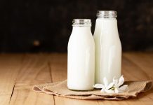 Az Yağlı Süt Ürünleri Dengeli Beslenmenin Hafif Seçeneği Az yağlı süt ürünleri, sağlıklı beslenme bilincinin artmasıyla birlikte son yıllarda sofralarda daha fazla yer almaya başlayan gıda grupları arasında bulunuyor. Süt, yoğurt, peynir ve ayran gibi temel ürünlerin daha düşük yağ oranına sahip versiyonları, hem besin değerini koruması hem de kalori kontrolüne yardımcı olması nedeniyle tercih ediliyor. Özellikle dengeli beslenmek isteyen bireyler için az yağlı süt ürünleri, günlük beslenme düzeninde önemli bir alternatif sunuyor. Konulu bir haber görseli.