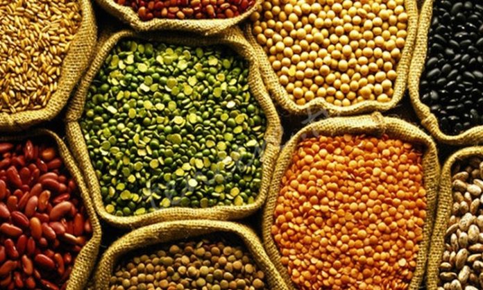 Baklagil Proteini Bitki Temelli Beslenmenin Güçlü Dayanağı Baklagil proteini, son yıllarda sağlıklı yaşam ve bitki temelli beslenme trendlerinin yükselmesiyle birlikte daha fazla ilgi gören besin unsurlarından biri haline gelmiştir. Mercimek, nohut, fasulye ve bezelye gibi baklagillerden elde edilen bu protein türü, hem doğal yapısı hem de besleyici içeriğiyle dikkat çekmektedir. Hayvansal proteinlere alternatif arayan bireyler için baklagil proteini, dengeli ve sürdürülebilir bir beslenme anlayışının önemli bir parçası olarak öne çıkmaktadır. Konulu bir haber görseli.