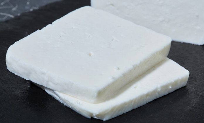 Beyaz Peynir Sofraların Değişmeyen Lezzeti Türk mutfağının en köklü ve en çok tüketilen ürünlerinden biri olan beyaz peynir, yüzyıllardır sofraların baş tacı olmayı sürdürüyor. Kahvaltı kültürünün vazgeçilmez bir parçası olan beyaz peynir, sadece sabah öğünlerinde değil, salatalardan böreklere, sandviçlerden ana yemeklere kadar geniş bir kullanım alanına sahip. Tuzu, dokusu ve aromasıyla farklı damak tatlarına hitap eden bu ürün, her yaştan tüketicinin favorileri arasında yer alıyor. Konulu bir haber görseli.