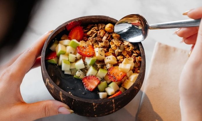 Vegan restoranları, son yıllarda yalnızca belirli bir beslenme tercihine hitap eden mekânlar olmaktan çıkarak geniş bir kitleye seslenen gastronomi duraklarına dönüşmüş durumda. Hayvansal hiçbir ürün kullanılmadan hazırlanan menüler, hem etik hassasiyetleri hem de çevresel kaygıları olan bireyler için önemli bir alternatif sunuyor. Günümüzde vegan restoranları, sağlıklı yaşam arayışı, sürdürülebilirlik ve yeni tatlar keşfetme isteğinin birleştiği özel alanlar olarak dikkat çekiyor. Konulu bir haber görseli.