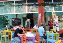 Son yıllarda sağlıklı yaşam, çevre bilinci ve etik tüketim kavramlarının daha fazla konuşulmasıyla birlikte vegan kafeler şehir yaşamında önemli bir yer edinmeye başladı. Hayvansal ürünlerin kullanılmadığı, tamamen bitki temelli içeriklerle hazırlanan menüler sunan bu mekânlar, yalnızca bir beslenme tercihini değil, aynı zamanda bir yaşam felsefesini de temsil ediyor. Vegan kafeler, hem vegan bireyler hem de farklı lezzetler denemek isteyenler için cazip bir alternatif oluşturuyor. Konulu bir haber görseli.
