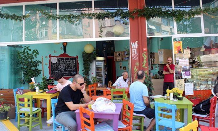 Son yıllarda sağlıklı yaşam, çevre bilinci ve etik tüketim kavramlarının daha fazla konuşulmasıyla birlikte vegan kafeler şehir yaşamında önemli bir yer edinmeye başladı. Hayvansal ürünlerin kullanılmadığı, tamamen bitki temelli içeriklerle hazırlanan menüler sunan bu mekânlar, yalnızca bir beslenme tercihini değil, aynı zamanda bir yaşam felsefesini de temsil ediyor. Vegan kafeler, hem vegan bireyler hem de farklı lezzetler denemek isteyenler için cazip bir alternatif oluşturuyor. Konulu bir haber görseli.