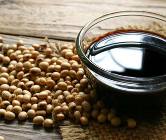 Bitkisel Gücün Simgesi Soya’nın Küresel Önemi ve Yükselen Değeri Soya, günümüz dünyasında hem gıda hem de sanayi alanında stratejik bir konuma sahip olan en önemli tarım ürünlerinden biri olarak öne çıkıyor. Yüksek protein içeriği, çok yönlü kullanım alanı ve küresel ticaretteki payıyla dikkat çeken Soya, yalnızca bir baklagil değil; aynı zamanda modern beslenme ve endüstriyel üretimin temel taşlarından biri olarak kabul ediliyor. Hayvan yeminden bitkisel yağlara, et alternatiflerinden biyoyakıta kadar uzanan geniş bir kullanım yelpazesi, soyanın değerini her geçen gün daha da artırıyor. Konulu bir haber görseli.