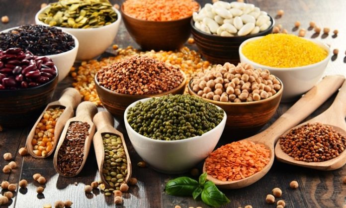 Bitkisel Protein Kaynakları Sağlıklı Beslenmede Yeni Bir Dönem Açıyor Son yıllarda beslenme alışkanlıklarında yaşanan değişim, protein kaynaklarına bakışı da önemli ölçüde dönüştürdü. Hayvansal ürünlerin çevresel etkileri, sağlıkla ilişkili tartışmalar ve etik kaygılar, bireyleri bitkisel protein kaynakları konusunda daha bilinçli tercihler yapmaya yöneltiyor. Bu dönüşüm yalnızca vegan ya da vejetaryen bireylerle sınırlı kalmıyor, dengeli ve sürdürülebilir bir beslenme arayışında olan geniş bir kitleyi de kapsıyor. Konulu bir haber görseli.