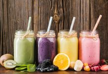 Son yıllarda sağlıklı yaşam ve dengeli beslenme konularına olan ilginin artmasıyla birlikte bitkisel smoothie kavramı da giderek daha fazla kişinin hayatına girmiş durumda. Özellikle yoğun şehir yaşamında pratik, doyurucu ve doğal alternatifler arayan bireyler için bitkisel smoothie, hem zamandan tasarruf sağlayan hem de beslenme rutinine çeşitlilik katan bir seçenek olarak öne çıkıyor. Meyve, sebze, bitkisel sütler ve doğal tohumlarla hazırlanan bu karışımlar, modern beslenme anlayışının simgelerinden biri haline gelmiş durumda. Konulu bir haber görseli.