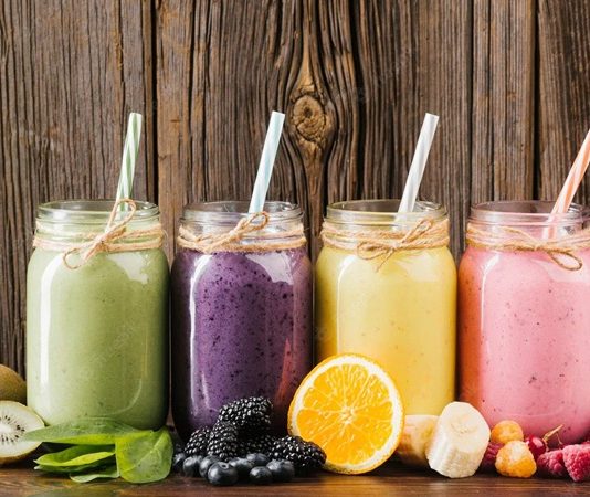 Son yıllarda sağlıklı yaşam ve dengeli beslenme konularına olan ilginin artmasıyla birlikte bitkisel smoothie kavramı da giderek daha fazla kişinin hayatına girmiş durumda. Özellikle yoğun şehir yaşamında pratik, doyurucu ve doğal alternatifler arayan bireyler için bitkisel smoothie, hem zamandan tasarruf sağlayan hem de beslenme rutinine çeşitlilik katan bir seçenek olarak öne çıkıyor. Meyve, sebze, bitkisel sütler ve doğal tohumlarla hazırlanan bu karışımlar, modern beslenme anlayışının simgelerinden biri haline gelmiş durumda. Konulu bir haber görseli.