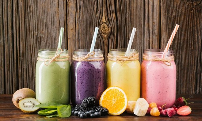 Son yıllarda sağlıklı yaşam ve dengeli beslenme konularına olan ilginin artmasıyla birlikte bitkisel smoothie kavramı da giderek daha fazla kişinin hayatına girmiş durumda. Özellikle yoğun şehir yaşamında pratik, doyurucu ve doğal alternatifler arayan bireyler için bitkisel smoothie, hem zamandan tasarruf sağlayan hem de beslenme rutinine çeşitlilik katan bir seçenek olarak öne çıkıyor. Meyve, sebze, bitkisel sütler ve doğal tohumlarla hazırlanan bu karışımlar, modern beslenme anlayışının simgelerinden biri haline gelmiş durumda. Konulu bir haber görseli.