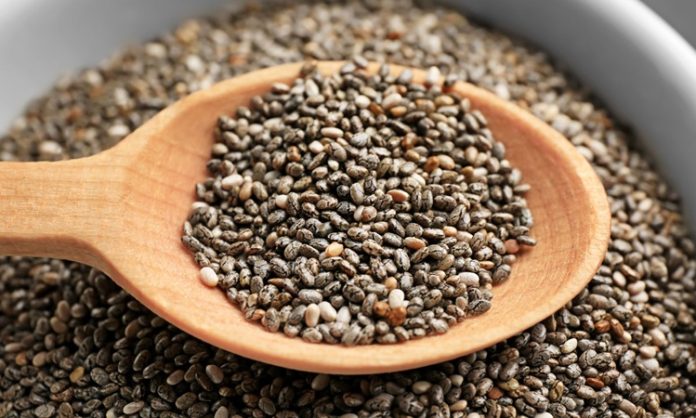 Chia Tohumu İle Sağlıklı Beslenmede Doğal Bir Alternatif Son yıllarda sağlıklı yaşam ve dengeli beslenme konularına olan ilginin artmasıyla birlikte bazı besinler ön plana çıkmaya başladı. Bu besinlerin başında gelen chia tohumu, küçük boyutuna rağmen mutfaklarda ve beslenme planlarında önemli bir yer edinmiş durumda. Doğal yapısı, kullanım kolaylığı ve farklı tariflere uyum sağlaması sayesinde chia tohumu tüketimi giderek yaygınlaşıyor. Konulu bir haber görseli.