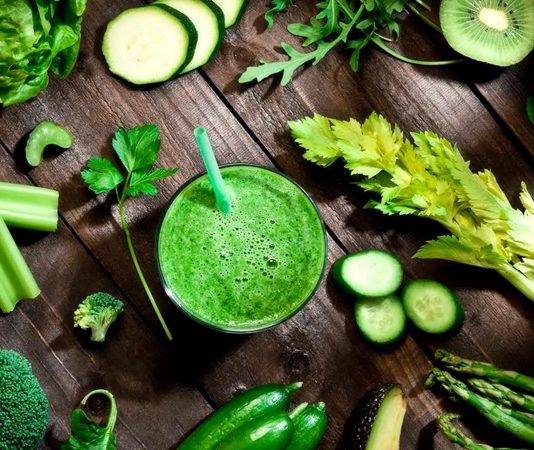Detox Beslenme Sağlıklı Yaşam Arayışında Yeniden Gündemde Son yıllarda beslenme alışkanlıklarının değişmesiyle birlikte vücudu dinlendirme ve daha doğal bir düzene geçme arayışı da artış gösteriyor. Bu arayışın merkezinde ise detox beslenme yer alıyor. Günlük yaşamda maruz kalınan yoğun stres, düzensiz öğünler ve işlenmiş gıdalar, bireyleri daha sade ve arındırıcı beslenme yaklaşımlarına yönlendiriyor. Detox beslenme, bu noktada yalnızca geçici bir diyet olarak değil, bilinçli bir beslenme farkındalığı olarak değerlendiriliyor. Konulu bir haber görseli.