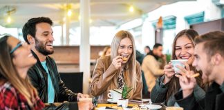 Dışarıda sağlıklı seçenekler, modern yaşamın hızlandığı günümüzde beslenme alışkanlıklarını korumak isteyen bireyler için giderek daha önemli hale gelmiştir. İş temposu, sosyal hayat ve zaman kısıtlamaları nedeniyle birçok kişi öğünlerini ev dışında tüketmektedir. Bu durum, doğru tercihler yapılmadığında beslenme dengesinin bozulmasına neden olabilir. Konulu bir haber görseli.