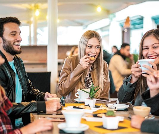 Dışarıda sağlıklı seçenekler, modern yaşamın hızlandığı günümüzde beslenme alışkanlıklarını korumak isteyen bireyler için giderek daha önemli hale gelmiştir. İş temposu, sosyal hayat ve zaman kısıtlamaları nedeniyle birçok kişi öğünlerini ev dışında tüketmektedir. Bu durum, doğru tercihler yapılmadığında beslenme dengesinin bozulmasına neden olabilir. Konulu bir haber görseli.