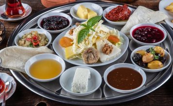 Şehir hayatının yoğun temposundan uzaklaşmak isteyenlerin son yıllarda en çok tercih ettiği gastronomi duraklarından biri köy kahvaltısı mekanları oluyor. Doğal ürünlerle hazırlanan sofralar, sakin ortamlar ve geleneksel tatlar, bu mekanları yalnızca bir kahvaltı noktası değil, aynı zamanda bir deneyim alanı haline getiriyor. Özellikle hafta sonları ailelerin ve arkadaş gruplarının yoğun ilgi gösterdiği köy kahvaltısı mekanları, doğayla iç içe vakit geçirmek isteyenler için güçlü bir alternatif sunuyor. Konulu bir haber görseli.