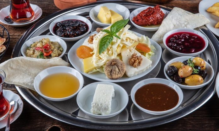 Şehir hayatının yoğun temposundan uzaklaşmak isteyenlerin son yıllarda en çok tercih ettiği gastronomi duraklarından biri köy kahvaltısı mekanları oluyor. Doğal ürünlerle hazırlanan sofralar, sakin ortamlar ve geleneksel tatlar, bu mekanları yalnızca bir kahvaltı noktası değil, aynı zamanda bir deneyim alanı haline getiriyor. Özellikle hafta sonları ailelerin ve arkadaş gruplarının yoğun ilgi gösterdiği köy kahvaltısı mekanları, doğayla iç içe vakit geçirmek isteyenler için güçlü bir alternatif sunuyor. Konulu bir haber görseli.