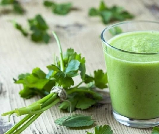 Ev Yapımı Smoothie İle Günlük Beslenmede Doğal Ve Pratik Seçim Sağlıklı yaşam bilincinin artmasıyla birlikte evde hazırlanan içecekler yeniden önem kazanmaya başladı. Özellikle ev yapımı smoothie, hem pratik hazırlanışı hem de doğal içeriği sayesinde günlük beslenmenin vazgeçilmezlerinden biri haline geldi. Taze meyve, sebze ve doğal ek bileşenlerle hazırlanan bu içecekler, hazır ürünlere kıyasla daha güvenilir bir alternatif sunuyor. Konulu bir haber görseli.