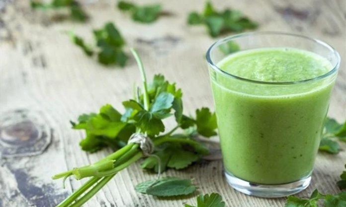 Ev Yapımı Smoothie İle Günlük Beslenmede Doğal Ve Pratik Seçim Sağlıklı yaşam bilincinin artmasıyla birlikte evde hazırlanan içecekler yeniden önem kazanmaya başladı. Özellikle ev yapımı smoothie, hem pratik hazırlanışı hem de doğal içeriği sayesinde günlük beslenmenin vazgeçilmezlerinden biri haline geldi. Taze meyve, sebze ve doğal ek bileşenlerle hazırlanan bu içecekler, hazır ürünlere kıyasla daha güvenilir bir alternatif sunuyor. Konulu bir haber görseli.
