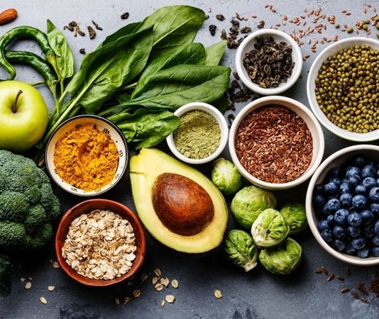 Evde yemek yapma alışkanlığı, son yıllarda sağlıklı yaşam arayışının en önemli unsurlarından biri haline gelmiştir. Evde sağlıklı yemek hazırlama, bireyin ne yediğini bilmesini, içerikleri kontrol etmesini ve beslenme düzenini kendi ihtiyaçlarına göre şekillendirmesini sağlar. Dışarıda tüketilen hazır yiyeceklerin artmasıyla birlikte, ev mutfağı yeniden güvenli ve dengeli beslenmenin merkezi olarak görülmeye başlanmıştır. Konulu bir haber görseli.
