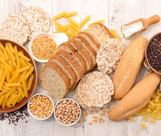 Glutensiz Doğal Beslenme Sağlıklı Yaşam Arayışında Öne Çıkıyor Son yıllarda beslenme alışkanlıklarında dikkat çekici bir dönüşüm yaşanıyor. Özellikle gıdaların içeriğine yönelik artan farkındalık, bireyleri daha sade ve doğal beslenme modellerine yöneltiyor. Bu modeller arasında glutensiz doğal beslenme, yalnızca çölyak hastaları için değil, genel sağlığını korumak isteyen geniş bir kesim için de ilgi odağı haline gelmiş durumda. İşlenmiş gıdalardan uzak durma eğilimi, glutensiz beslenmenin doğal içeriklerle birleşmesini daha da anlamlı kılıyor. Konulu bir haber görseli.